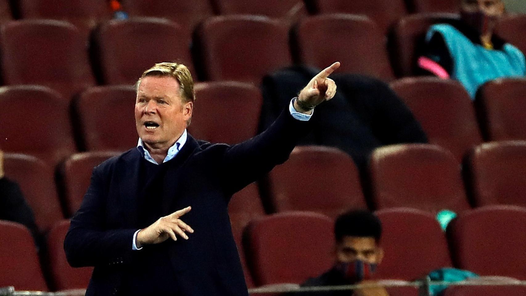 Koeman dando indicaciones durante un partido del FC Barcelona