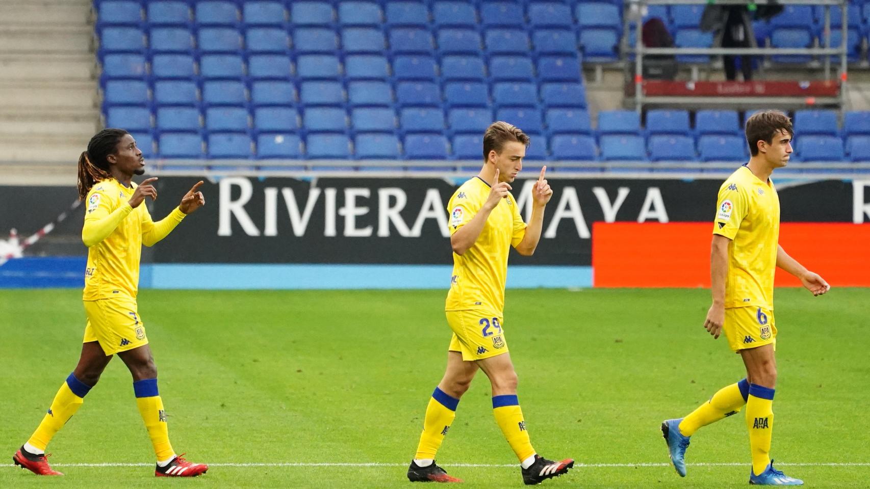 Los jugadores del Alcorcón, durante su último partido en Segunda División frente al Espanyol