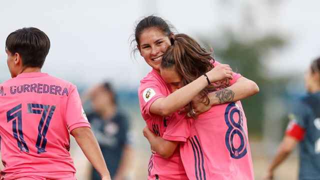 Maite Oroz y Jessica Martínez celebran un gol del Real Madrid Femenino
