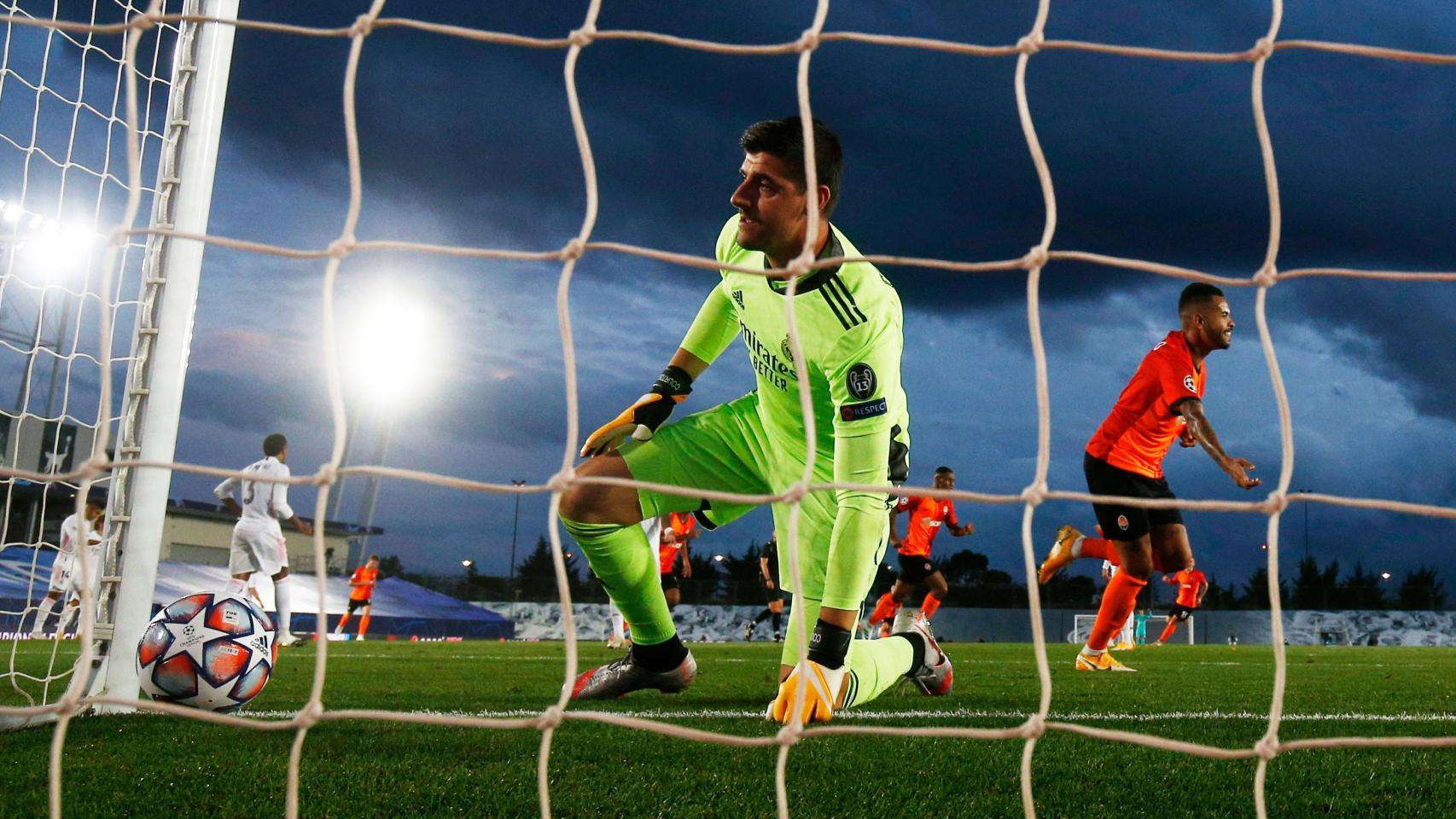 Courtois mira el balón tras el gol en propia puerta de Varane