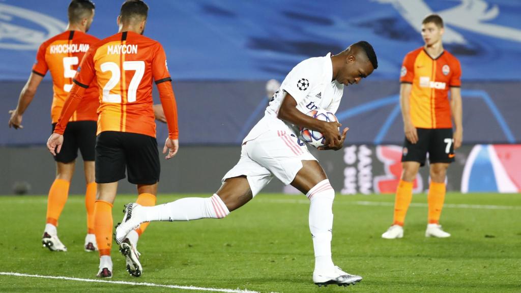 Vinicius corre hacia el mediocampo tras marcar su gol al Shakhtar