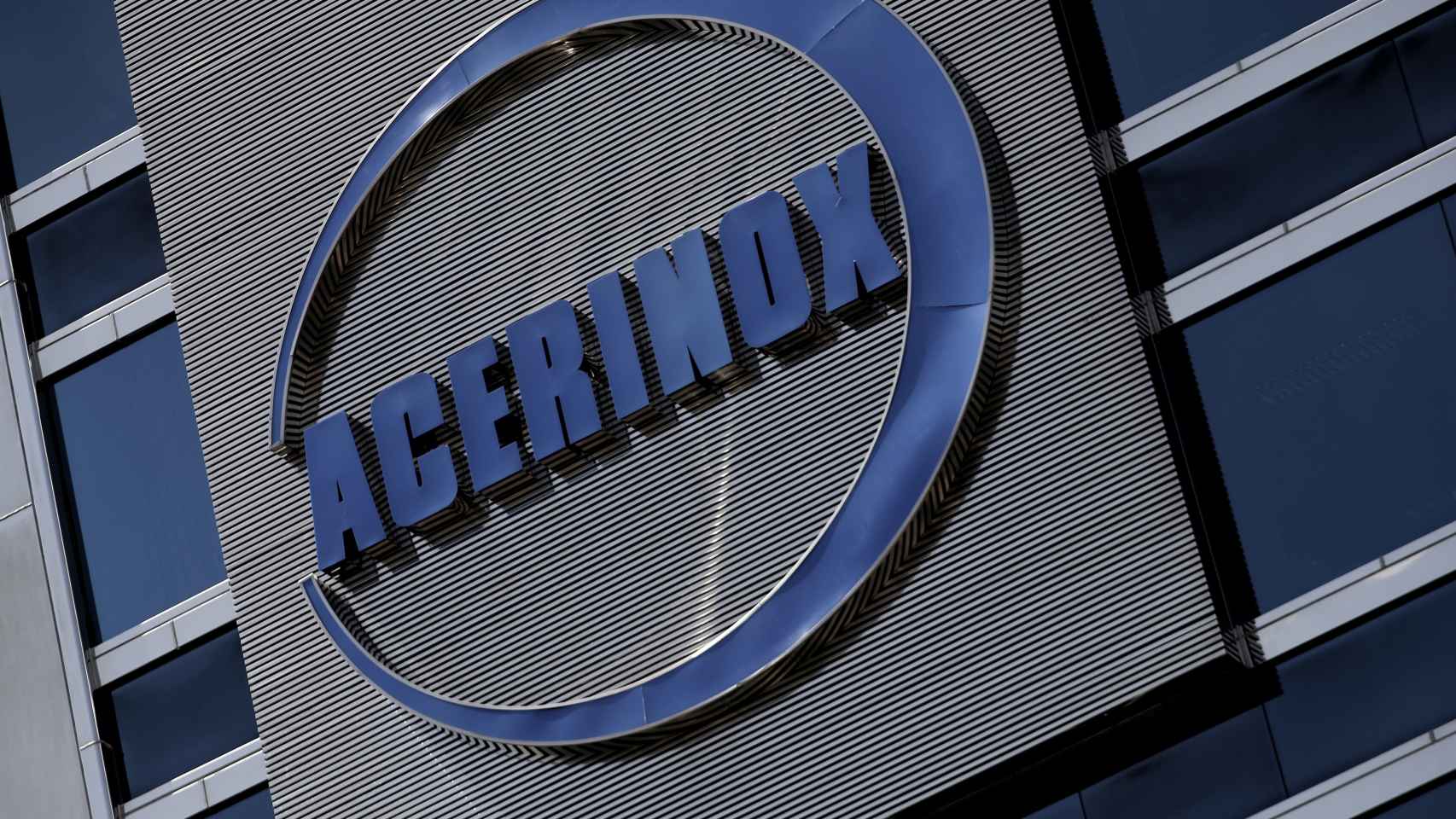 Detalle del logotipo de Acerinox en su sede de Madrid.