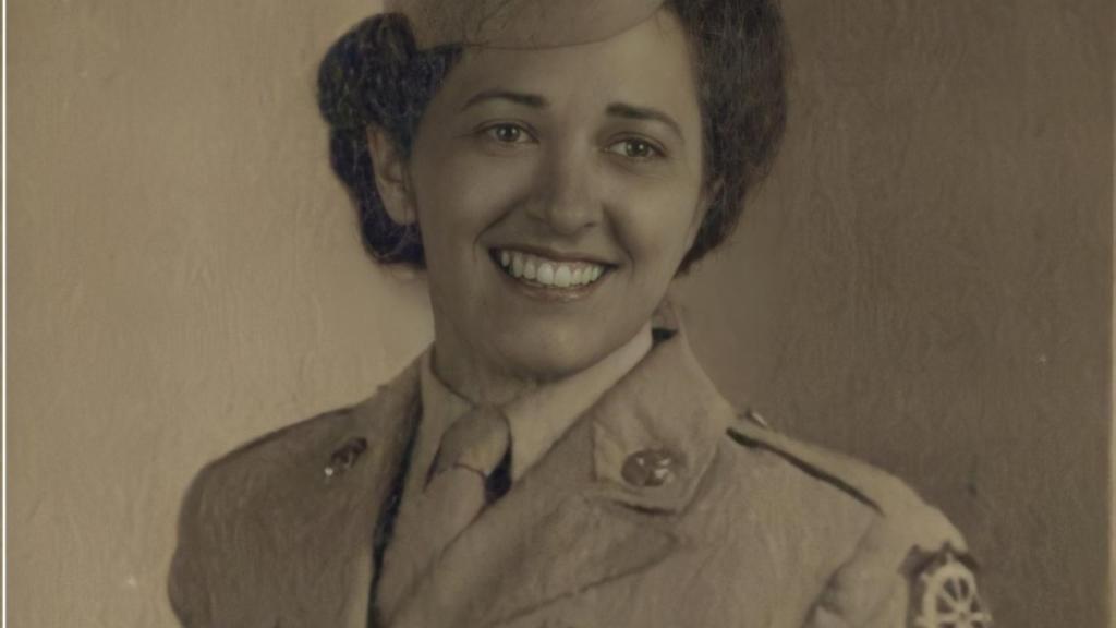 Cecilia Corcuera con el uniforme del servicio de Puertos de Embarque.