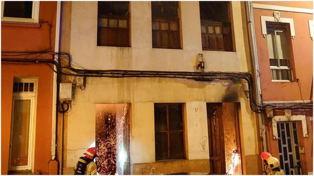 Bomberos trabajando en el edificio quemado de la calle San Luis.