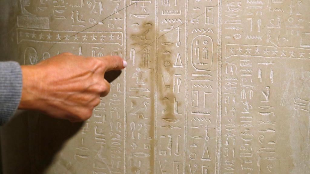 Detalle de un jeroglífico egipcio dañado.