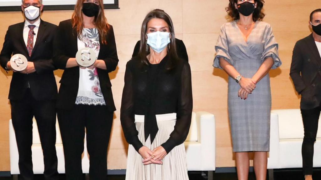 Letizia ha vuelto a lucir ropa interior blanca con una camisa semitransparente negra.