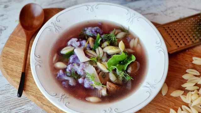 Sopa de pasta, coliflor morada y champiñón, receta sana contra el frío