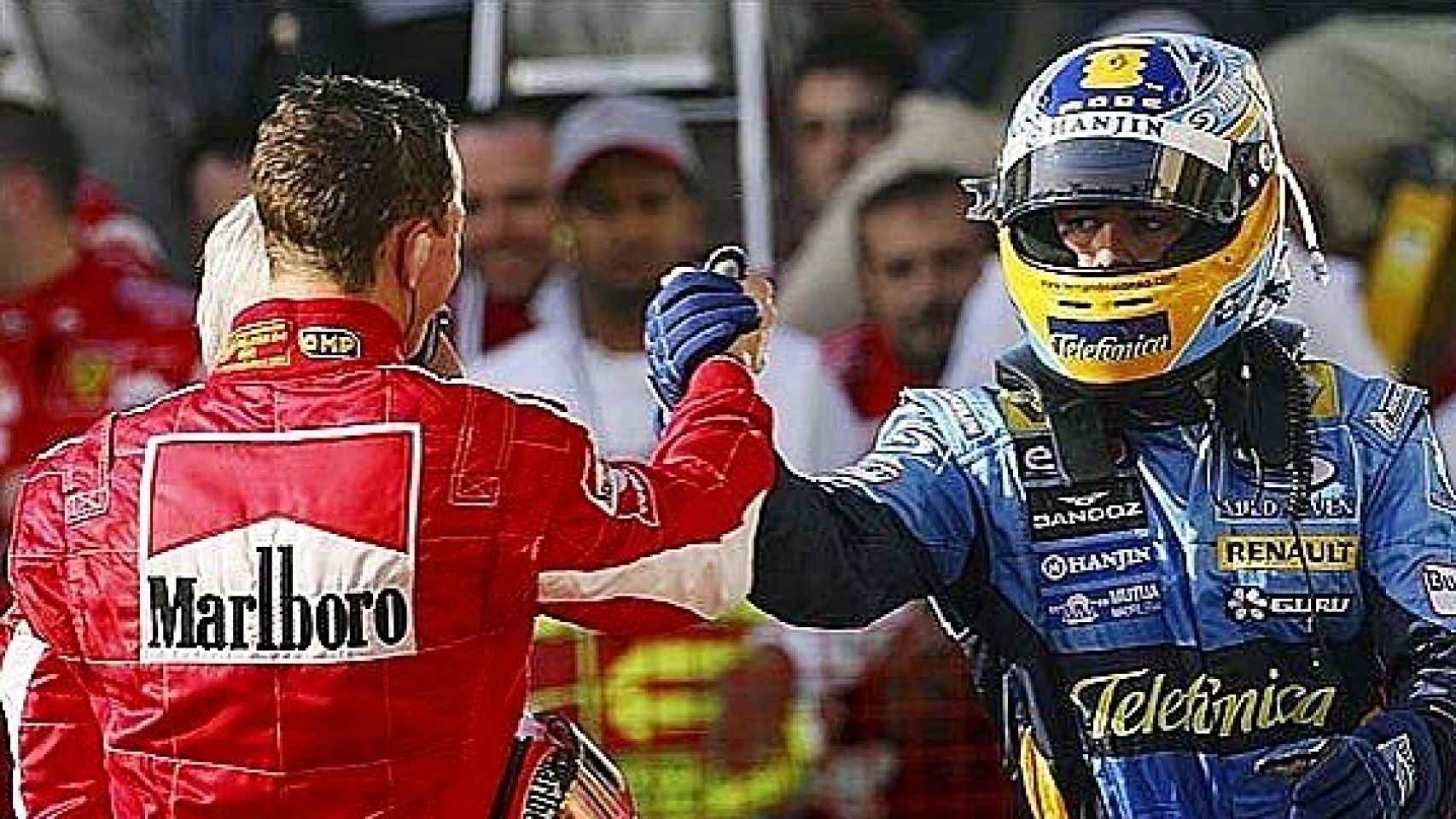 Fernando Alonso y Michael Schumacher se saludan tras dar una exhibición en Imola