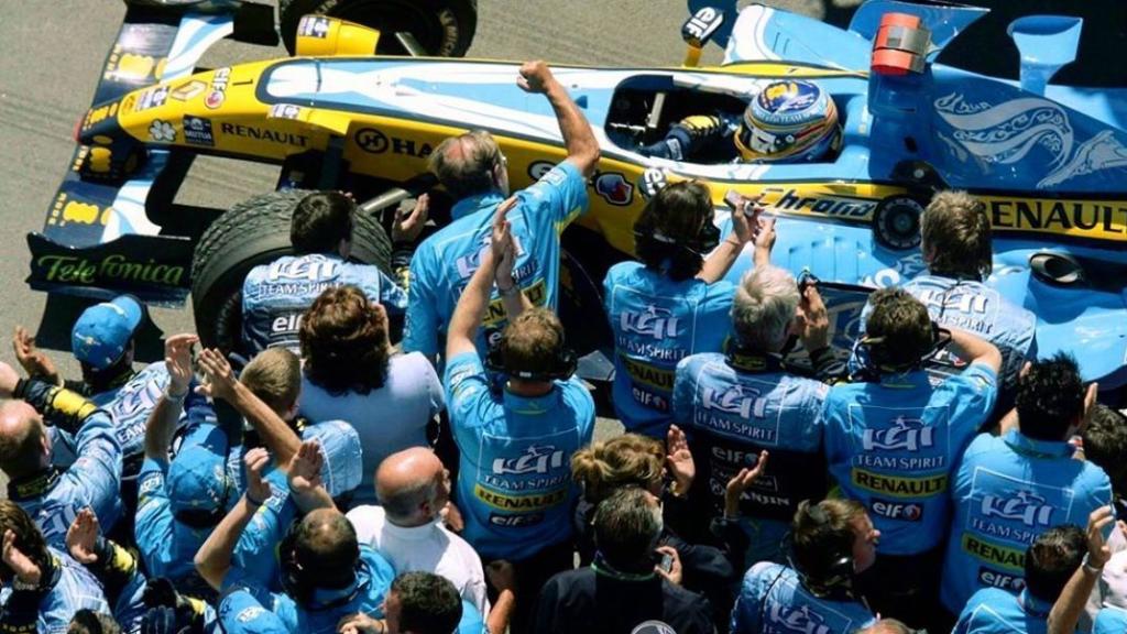 Fernando Alonso arropado por el equipo Renault