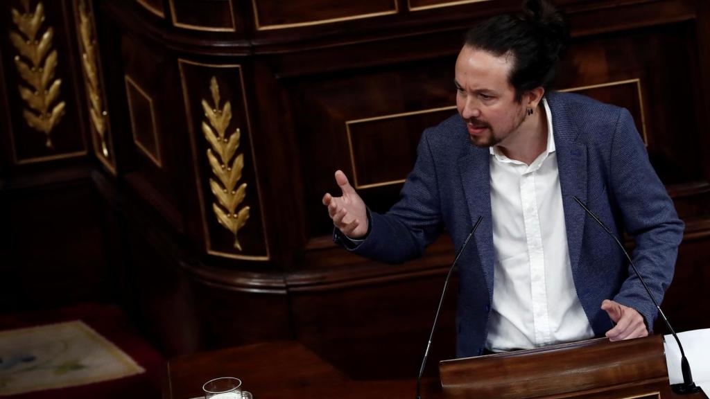 Pablo Iglesias, en la tribuna del Congreso, dirigiéndose a Pablo Casado en la moción de censura de Vox.