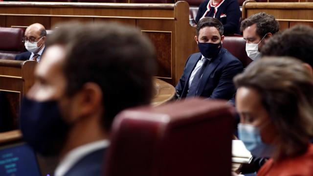 Casado y Abascal, en sus escaños durante el debate.