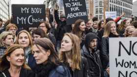 Mujeres polacas en una manifestación en Bruselas contra las restricciones en la ley del aborto.