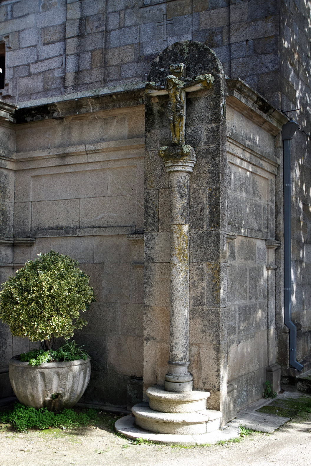 Cruceiro colocado junto a la fachada de la Parroquia de Santa Cristina