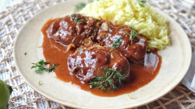 Curry massaman de carrilleras con arroz de cúrcuma y coco