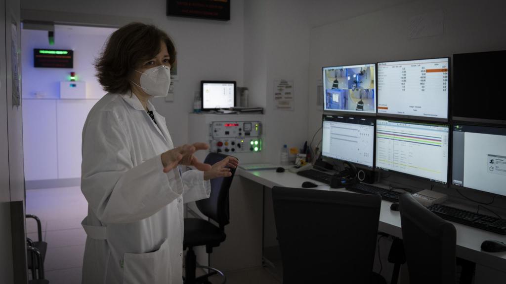 Carme Ares en la sala previa a la de irradiación donde se controla el proceso.