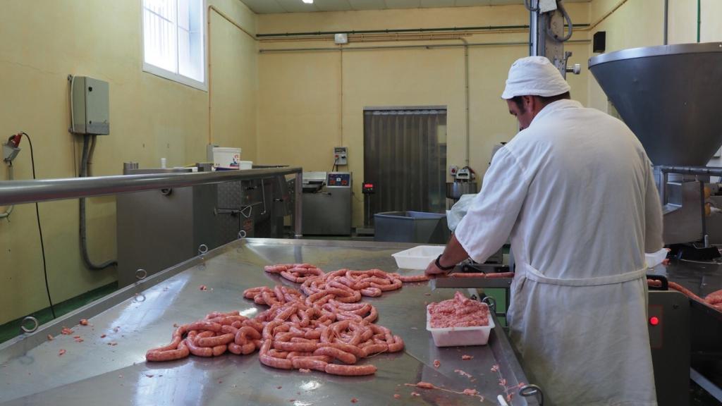 Zona de producción de longaniza de La Zanzonía donde Nacho Palau trabaja elaborando embutido.