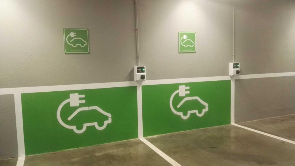 Parking con recarga para vehículos eléctricos en Mercadona.