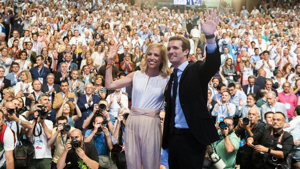 Pablo Casado e Isabel Torres durante la proclamación de él como presidente del PP. Fue la puesta de largo de ella, hasta ese momento, una desconocida.