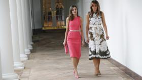 Letizia y Melania tienen algunos pares de zapatos idénticos pero la Reina sabe sacarles mayor partido.