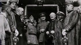 Franco, en el centro, recibido en Sevilla por Queipo de Llano y el cardenal Ilundain.