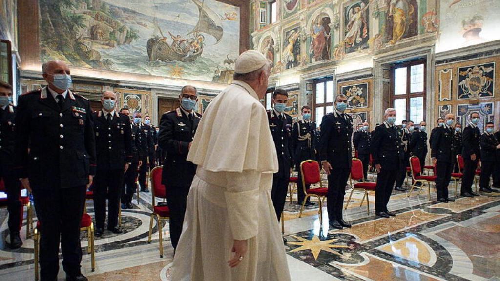 El Papa Francisco, en el Vaticano, frente a los carabinieri.