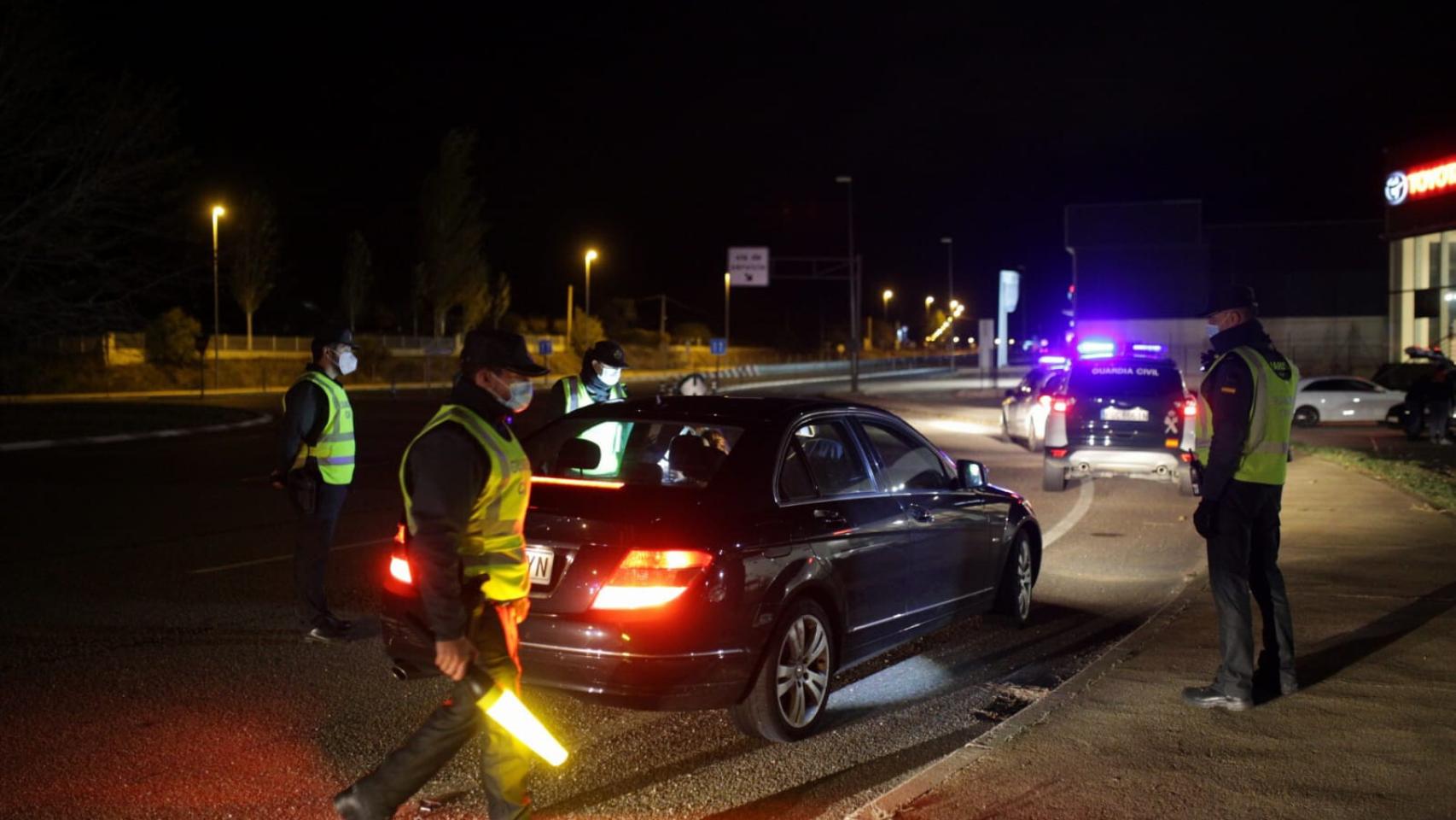 Los primeros controles policiales marcan el inicio del toque de queda en Castilla y León 10