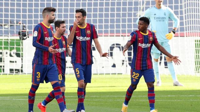 Los jugadores del FC Barcelona hablando tras marcar al Real Madrid