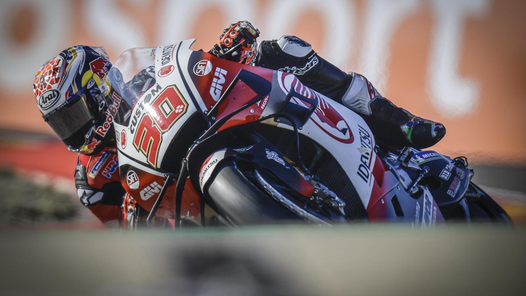 Takaaki Nakagami traza un viraje con su Honda RC213V, en el circuito MotorLand Aragón.