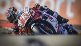 Takaaki Nakagami traza un viraje con su Honda RC213V, en el circuito MotorLand Aragón.