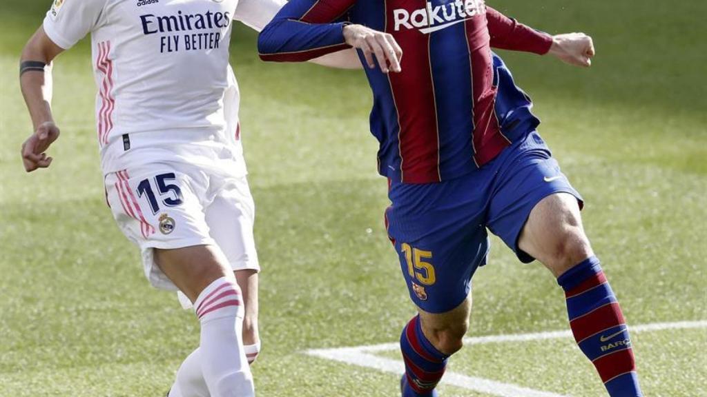 Fede Valverde y Lenglet luchan por la posesión en El Clásico