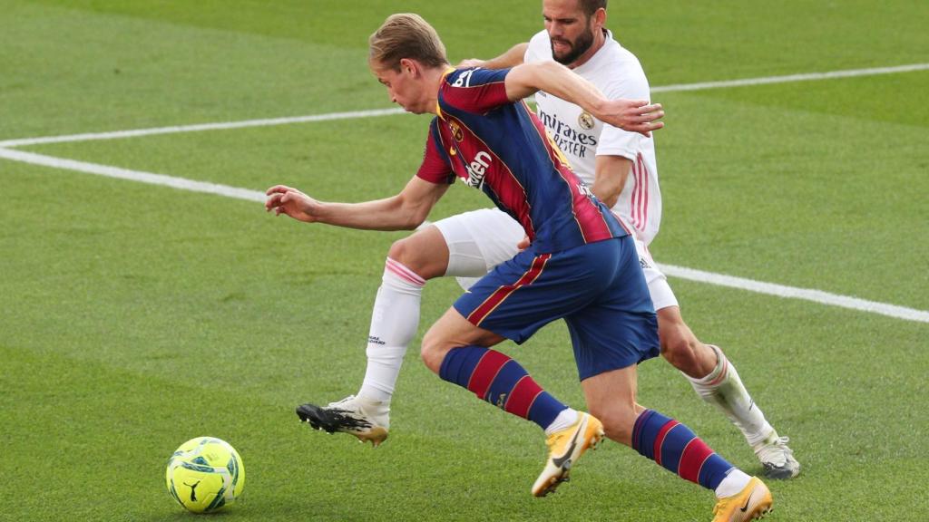 De Jong y Nacho, en un duelo de El Clásico entre Barcelona y Real Madrid