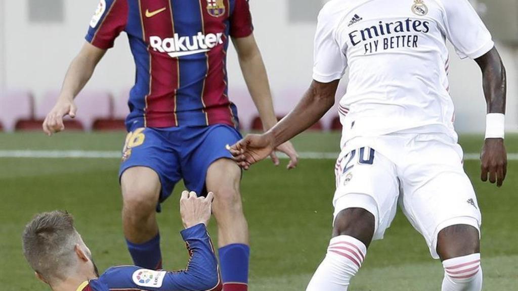 Vinicius ante Pedri y Piqué, en El Clásico de la jornada 7 de La Liga