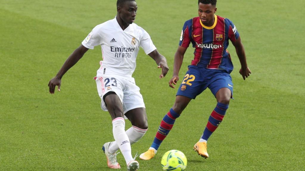 Ferland Mendy protege el balón ante Ansu Fati, en El Clásico de la jornada 7 de La Liga