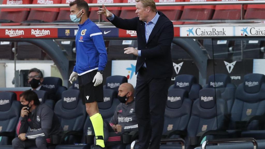 Ronald Koeman, en la banda del Camp Nou durante El Clásico