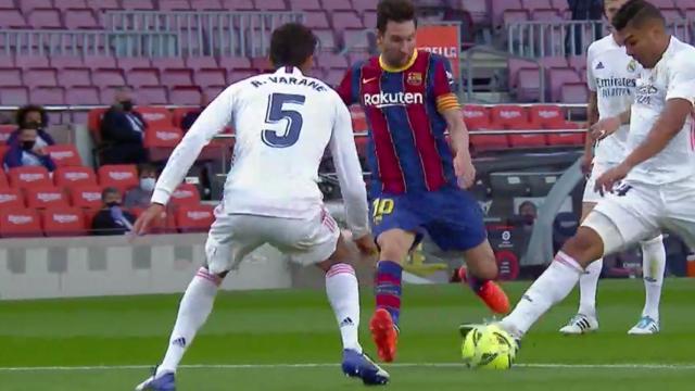 Messi pidió penalti de Casemiro pero el brasileño había tocado balón