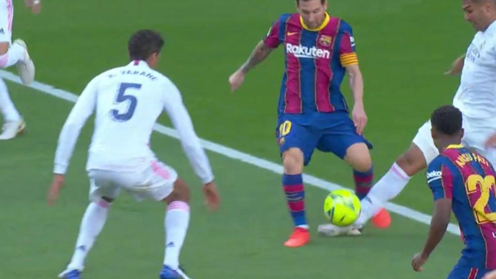 Messi pidió penalti de Casemiro pero el brasileño había tocado balón