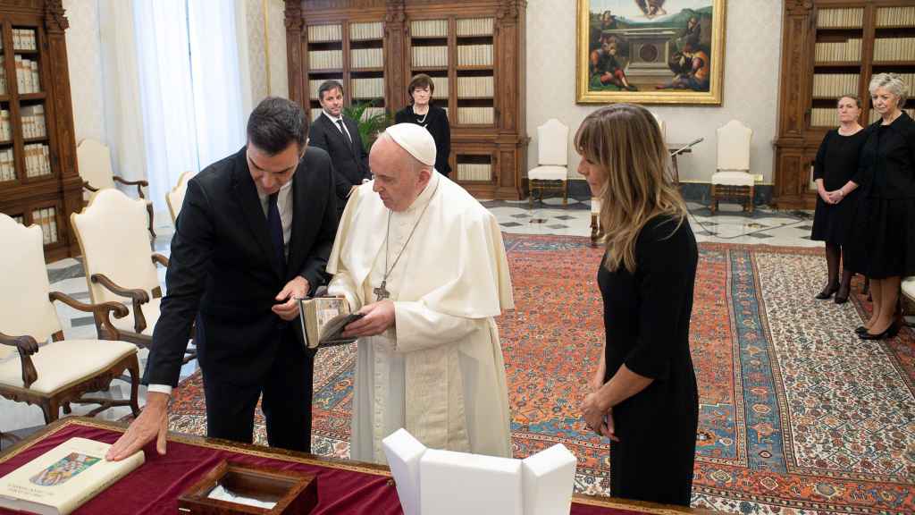 El Papa Francisco , junto a Pedro Sánchez y su mujer, Begoña Gómez.