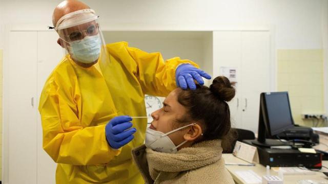 Un médico haciendo una pcr en un hospital de Barcelona.