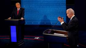 Donald Trump y Joe Biden en el segundo debate presidencial.