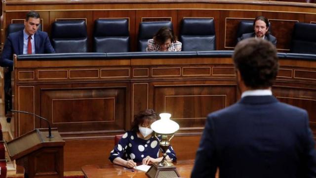 Pablo Casado habla desde su escaño, frente a Pedro Sánchez y Pablo Iglesias