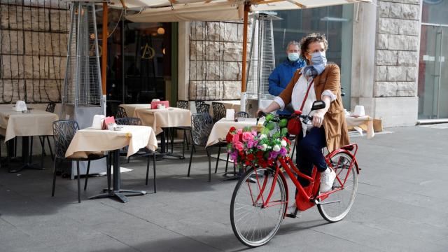 Una mujer con mascarilla en el centro de Roma.