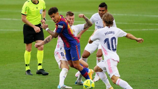 Philippe Coutinho durante El Clásico rodeado de jugadores del Real Madrid