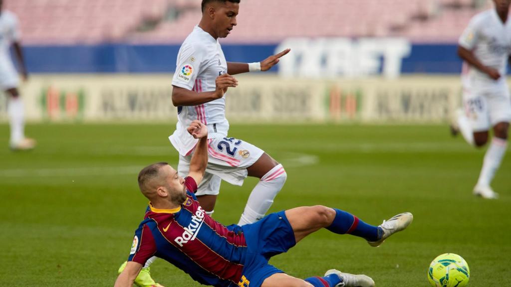 Rodrygo dribla a Jordi Alba