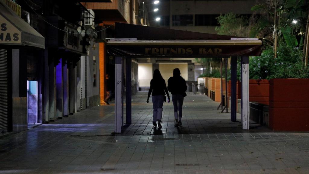 Dos jóvenes regresan a su casa, en una conocida zona de ocio de Valencia.