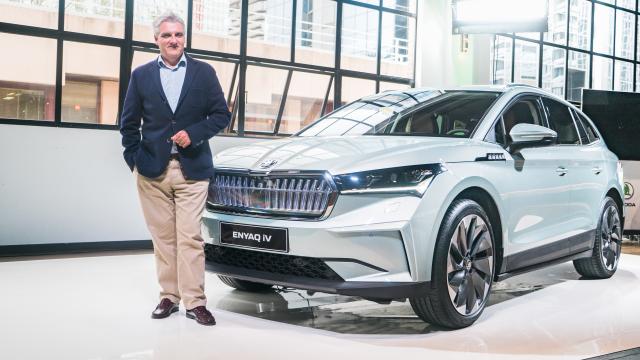 El director general de Skoda en España, Fidel Jiménez de Parga, junto al nuevo Enyaq iV.