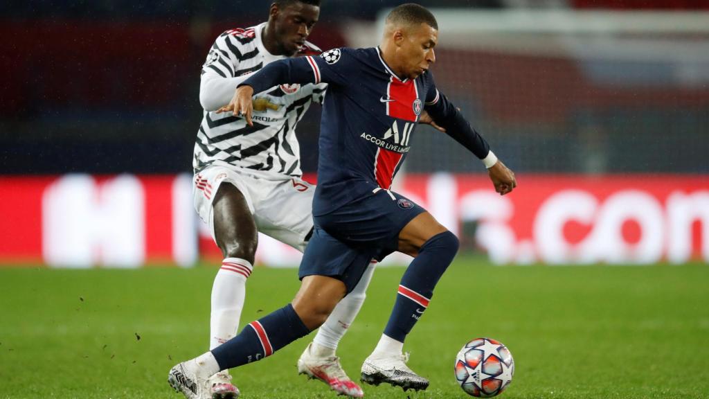 Kylian Mbappé frente a Axel Tuanzebe en el PSG - Manchester United de Champions League