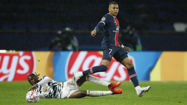 Kylian Mbappé, contra Aaron Wan-Bissaka en el PSG - Manchester United de Champions League