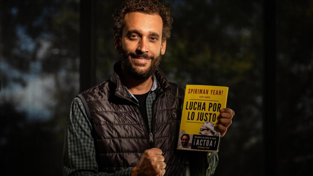 Spiriman posando con su libro 'Lucha por lo Justo'