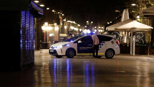 Los Mossos vigilan que nadie se salte el toque de queda.