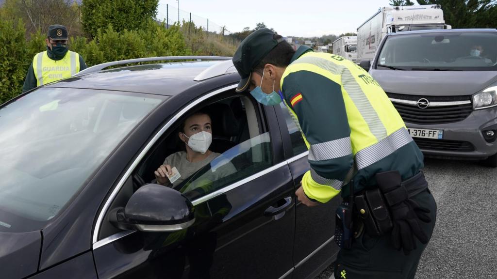 Un Guardia Civil pide la documentación a un ciudadano que se mueve entre comunidades.